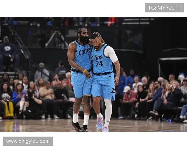 快船训练营首日盛况：灯泡组合同框小卡与比尔携手出击