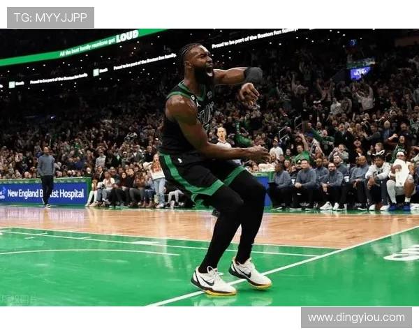 爱德华兹双撤步后再跳一步是否算走步引发热议